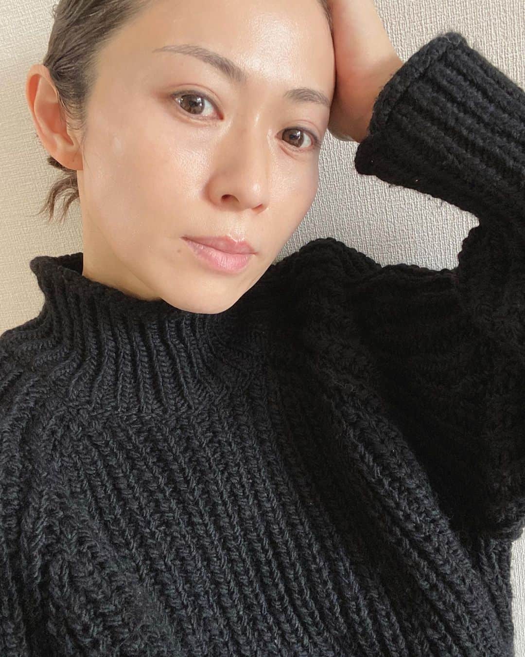畑野ひろ子のインスタグラム：「今日は、とっても良い天気☀️片付けをしよう。  だいぶ気温があがってきましたね。もうニットだと暑そうですね。」