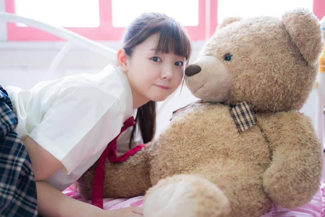 小原一華のインスタグラム：「🧸🎀 . #制服 #リボン #yシャツ #ブラウス #japanesegirl #school #schoolgirl #ぬいぐるみ #teddybear #sister #オハランダム #cosplay #コスプレ」