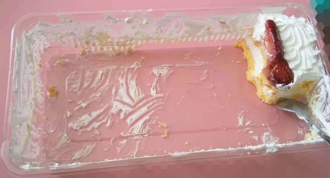 五十嵐サキさんのインスタグラム写真 - (五十嵐サキInstagram)「遠慮のかたまり？！  #コストコ の #巨大ケーキ #日にち を分けて食べました #最後 の１切れ を食べるのが勿体無くて #一人 で #遠慮のかたまり  #きっと #今夜 食べきります😂 #吉本新喜劇 #五十嵐サキ」2月27日 11時18分 - saki_igarashi
