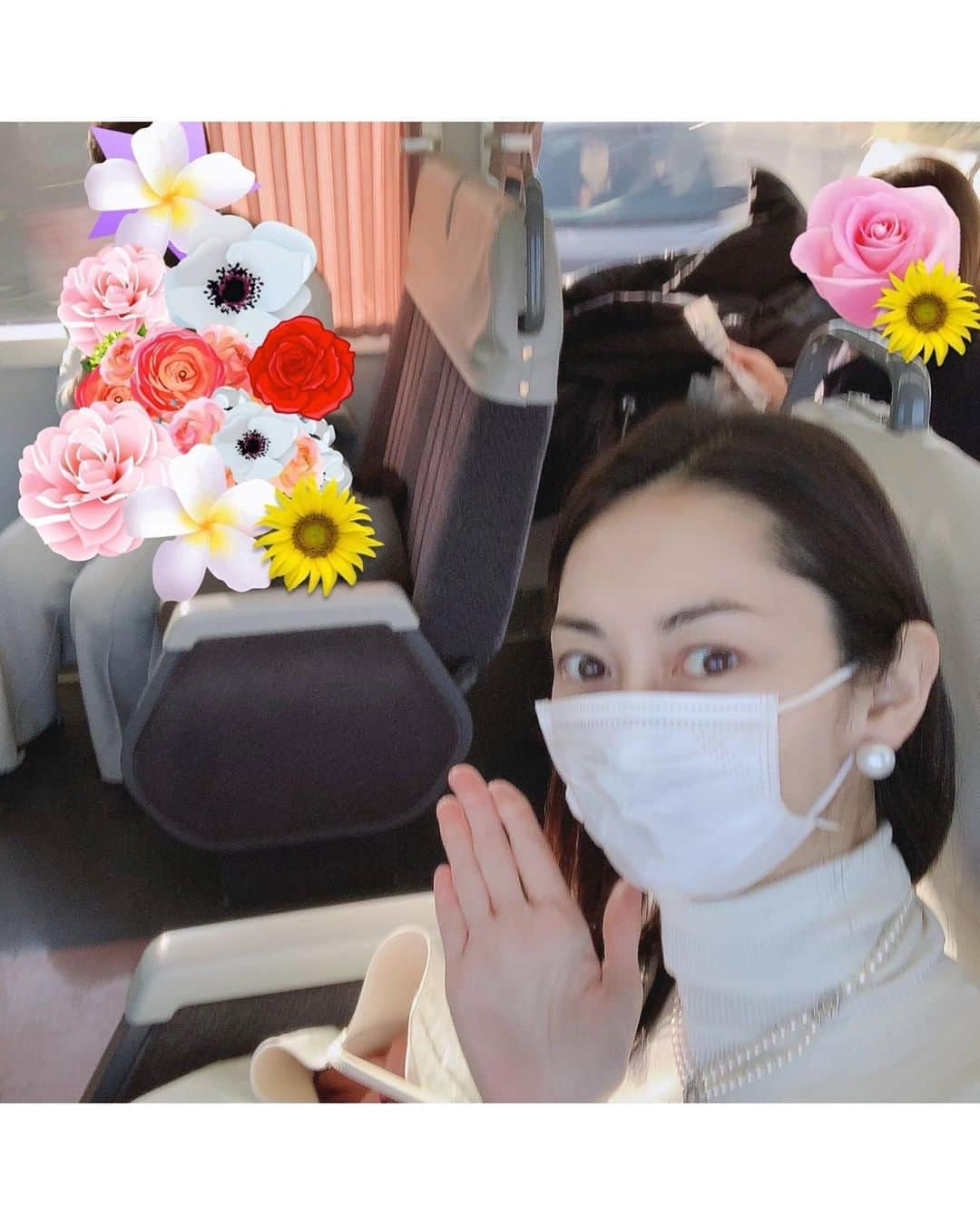 伊東美咲のインスタグラム：「少し前の話になりますが 長年のお付き合いになります、三重県伊勢市二見町にあります伊勢パールセンターへ行って参りました。  パールセンターでは バロックパール、アンティークパール装飾品などを 数多くをデザインされており ２枚目の写真で着けているのが１５年前にパールセンターで オーダーしたもです。  伊勢市と言えば伊勢神宮や 二見町の二見輿玉神社の夫婦岩がありますね。  また鳥羽内湾にはミキモト真珠島がありパールの養殖に大変力を入れています。  さて本来の目的ですが ホームページなどでもご存知の方もいらっしゃるかと存じますが、55年もの歴史あるパールセンターが間も無く閉館となります。 小西社長やスタッフの皆様と 久しぶりに再開してお顔を拝見できました。  真珠の美しさにはあらためて感動し、また真珠に触れた方々が幸福に包まれことも実感しました。 美しい宝石は単なる贅沢品や 装飾品ではなく、触れた方々に感動が生まるかどうかと言うことです。 感動すれば心が美しくなりますよね＝平和が生まれます。 凝縮して話をしてしまいましたが、間も無く閉館ではありますが是非パールセンターへ足を運んで真珠本来の美しさに触れて頂けたらと願っています。  #伊勢パールセンター #パール #真珠 #美しさの造形 #伊勢鳥羽 #御守り #伊東美咲 #美の真理」