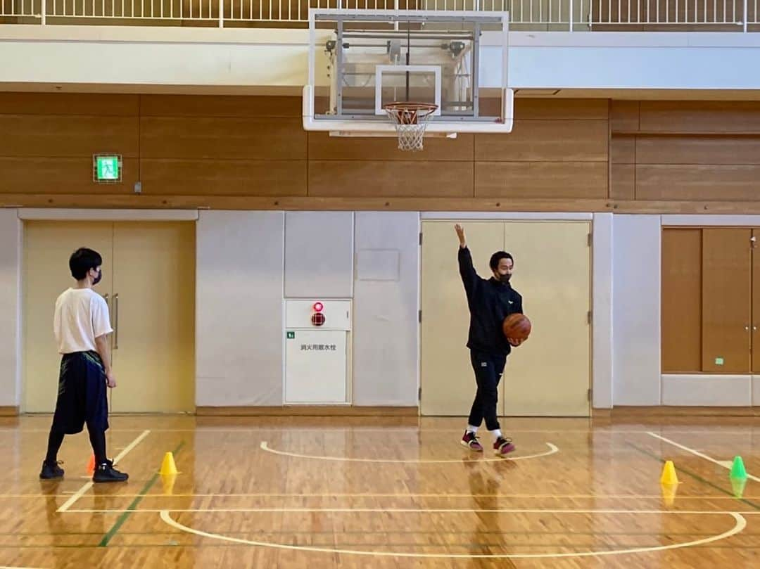 栗原祐太さんのインスタグラム写真 - (栗原祐太Instagram)「【特別支援学校にて🏀🌰】 今年もありがたすぎることに お声掛けを頂き 都内のある特別支援学校に 出張指導を行ってきました！！  行くたび毎回思うのですが 本当にピュアで真っ直ぐで 気持ちが良い子達ばかりで こちらが勉強させられることや 色々考えさせることがありますね☺️  ある生徒が練習中に寄ってきて 『僕バスケットボールやっていて良かったです！』 と言ってくれて 本当に本当に嬉しかったです！！  １つひとつの出会いやチャンスを大切にして 私も真っ直ぐにいたいなと思わされました！  今年も本当にありがとうございました✨  #バスケ　#バスケット #バスケットボール #特別支援学校 #球技部　#出張クリニック #栗ニック　#kyus #バスケクリニック #バスケットボールクリニック #東京　#東京バスケ #出張指導　#kuriちゃんねる」2月27日 21時56分 - yutakuri