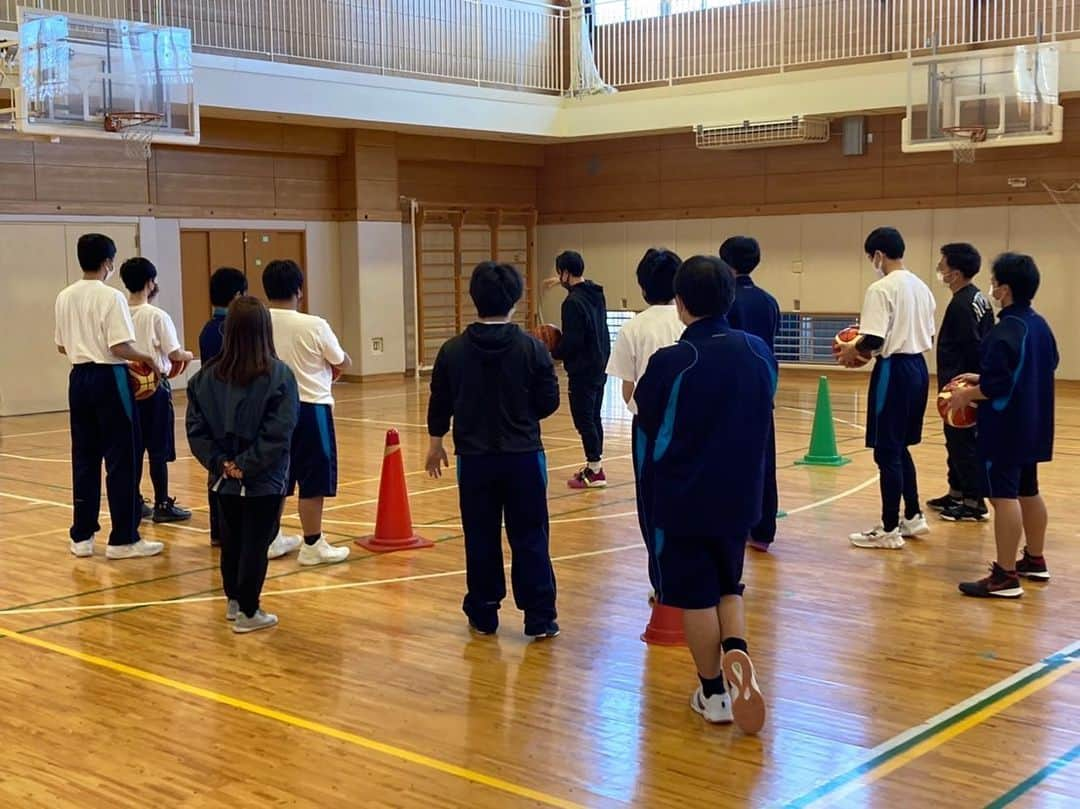 栗原祐太のインスタグラム：「【特別支援学校にて🏀🌰】 今年もありがたすぎることに お声掛けを頂き 都内のある特別支援学校に 出張指導を行ってきました！！  行くたび毎回思うのですが 本当にピュアで真っ直ぐで 気持ちが良い子達ばかりで こちらが勉強させられることや 色々考えさせることがありますね☺️  ある生徒が練習中に寄ってきて 『僕バスケットボールやっていて良かったです！』 と言ってくれて 本当に本当に嬉しかったです！！  １つひとつの出会いやチャンスを大切にして 私も真っ直ぐにいたいなと思わされました！  今年も本当にありがとうございました✨  #バスケ　#バスケット #バスケットボール #特別支援学校 #球技部　#出張クリニック #栗ニック　#kyus #バスケクリニック #バスケットボールクリニック #東京　#東京バスケ #出張指導　#kuriちゃんねる」