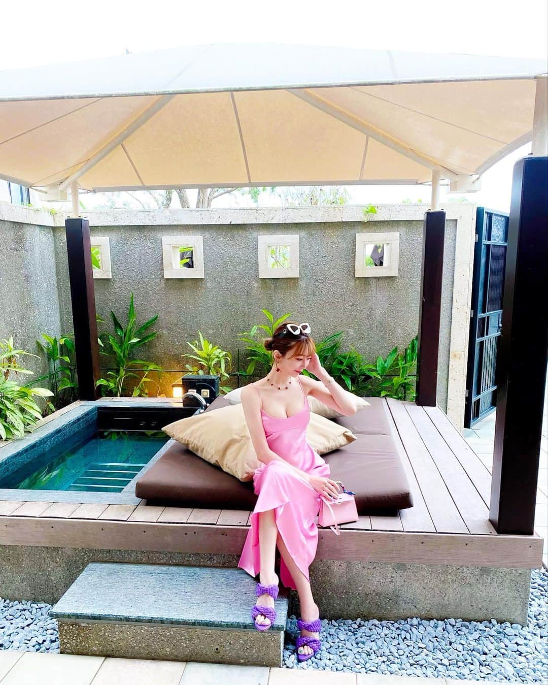 JUNKO（飯田順子）のインスタグラム：「📍 @ritzcarltonokinawa  ・ 夜のジャグジー気持ちよかった🛁 ・ 寒いくせに このワンピ着たかったから 👗💝🥶 ・ このお部屋ドア🚪開けるとpoolに直通だから暖かくたったら最高だね🌈」