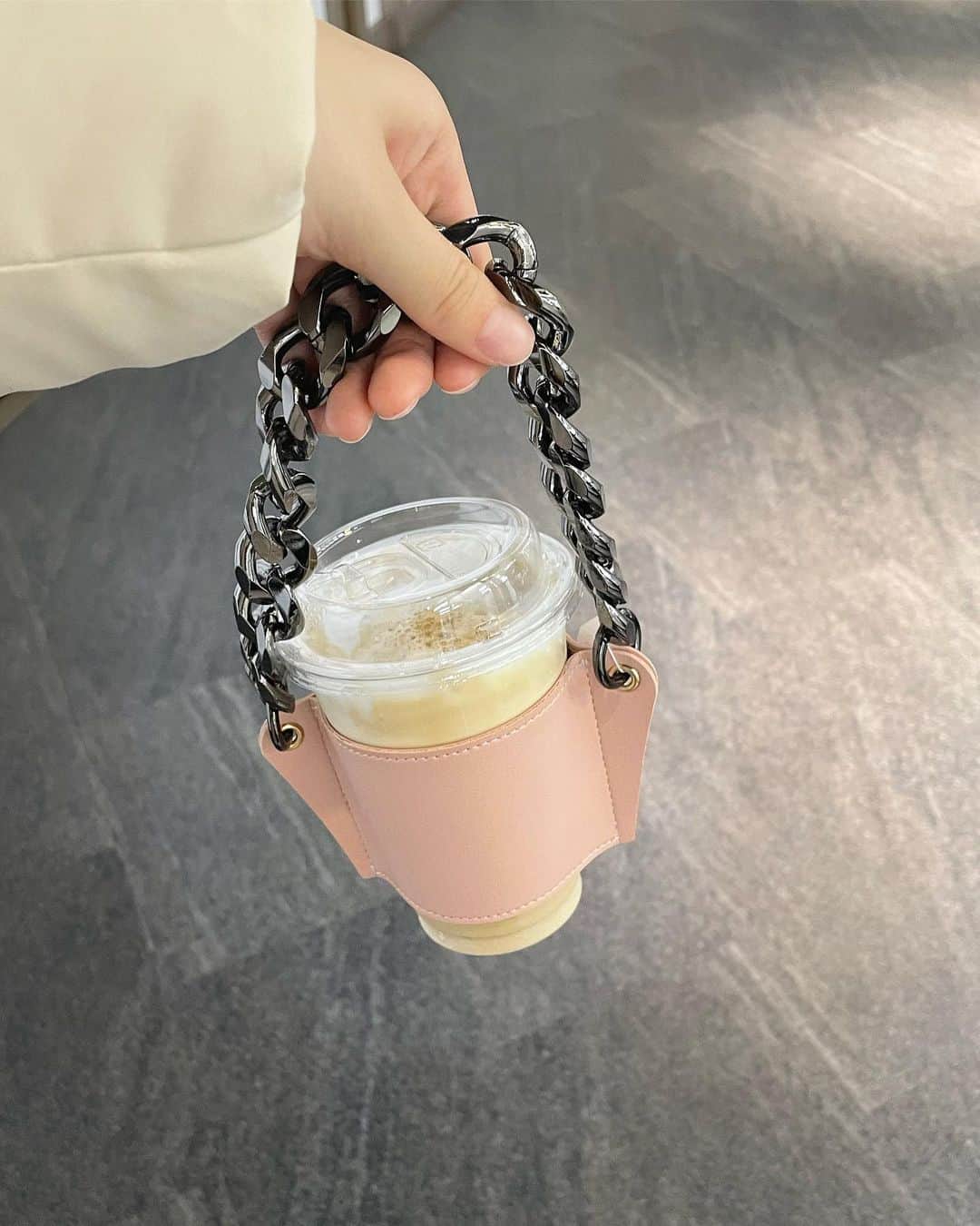 伊藤小春のインスタグラム：「ドリンクホルダー🥛⛓ ⁡ ⁡ お母さんのお気に入りらしく、わざわざ郵送してプレゼントしてくれました。笑 #ドリンクホルダー」