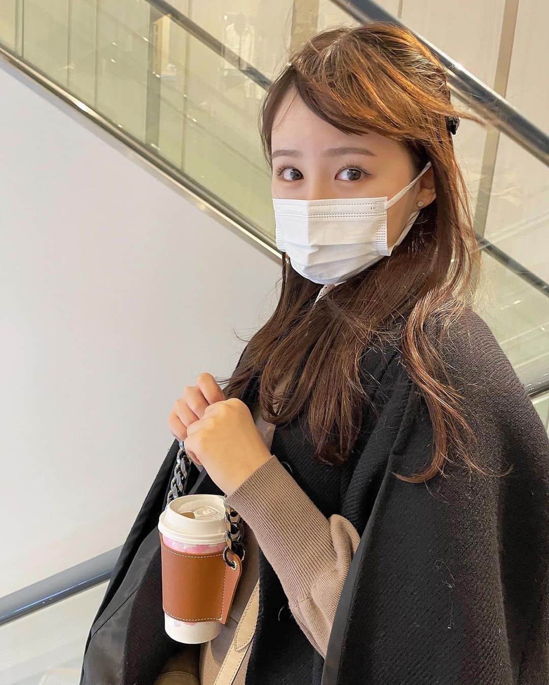 伊藤小春のインスタグラム：「久しぶりにポンチョ🐈 ⁡ ⁡ SNSでよく見る桜の木が描いてあるやつを 飲みたかったのに、頼み間違えてしまって 普通のラテになっちゃいました(>_<) ⁡ #スプリングラテ　じゃなくて　#さくら咲いたミルクラテ　だった……結構罠…… ⁡ ⁡ #スタバ　 #ポンチョ」
