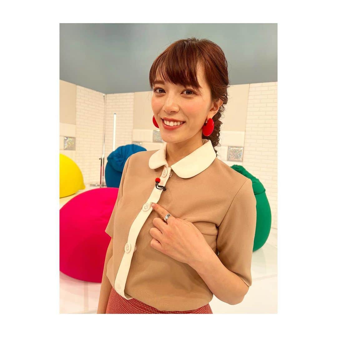のインスタグラム：「* 「まだアプデしてないの？」 今週は10代のアプデティーンに学ぼう✏️ 10代の実業家はなぜこんなに頭が柔らかいのか… 感心しっぱなしでした👏 なにわ男子の7人はクイズの解答者に。 なかなかの珍解答も飛び出し 大爆笑しました笑💜 （↑この色でわかりますか） 見逃し配信はGYAO!・TVerでご覧いただけます👀 . 三谷の衣装はボタンが☺︎で可愛いシャツと 大ぶりのピアスがポイント❤︎ * #まだアプデしてないの#なにわ男子#大橋和也 さん#道枝駿佑 さん#西畑大吾 さん#大西流星 さん#高橋恭平 さん#長尾謙杜 さん#藤原丈一郎 さん#ニューヨーク #三谷の衣装#ジュエリー#jewelry#アクセサリー#accessory#ピアス#pierce#toga#トーガ#☺️#smile#smily#にこちゃん#テレビ朝日#アナウンサー#三谷紬」