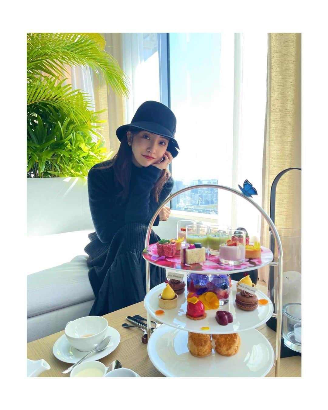 のインスタグラム：「EDITION×蜷川実花さん ☕️ afternoon tea 🧁  みかさんワールド きゅん。が溢れてた。 🦋がついてるの  おじさん方はドレスコードピンクで 映画の世界観💐😂🤍  みんなdearJからの10年来の仲🌸  @ninagawamika  @toranomonedition  @takuto_satoyama  @noboruok  @ayu327」