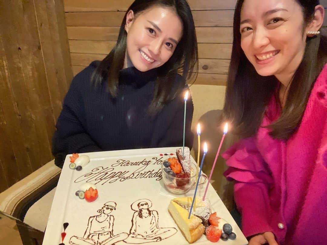 我謝レイラニのインスタグラム：「HAPPY BIRTHDAY TO US◡̈⃝︎ 誕生日が3日違いだから2人でお祝い🎂 店員さんがバースデープレート持ってきてくれる時、音楽も流れてたのに2人して話に夢中で全然気がつかなかったー😂笑 #birthday #誕生日 バースデープレートの可愛い絵が自分たちに似ててテンション上がったよ⤴︎」