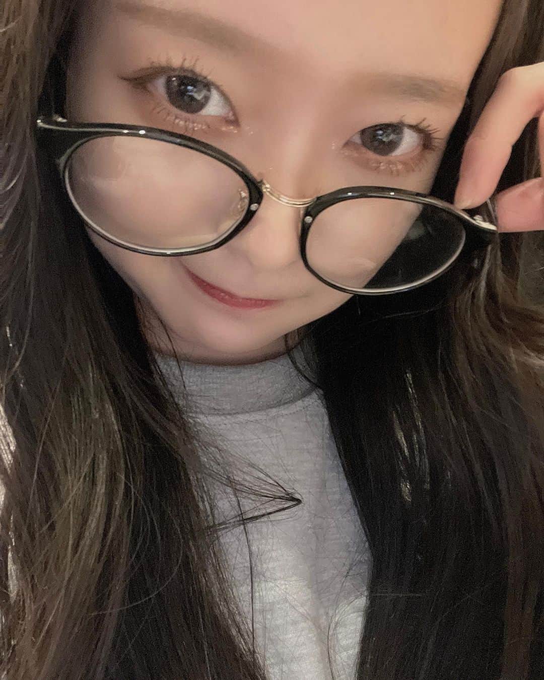 宇井優良梨のインスタグラム：「ちょっとゆるめ🛋  #だてめがね #GENIC #宇井優良梨」