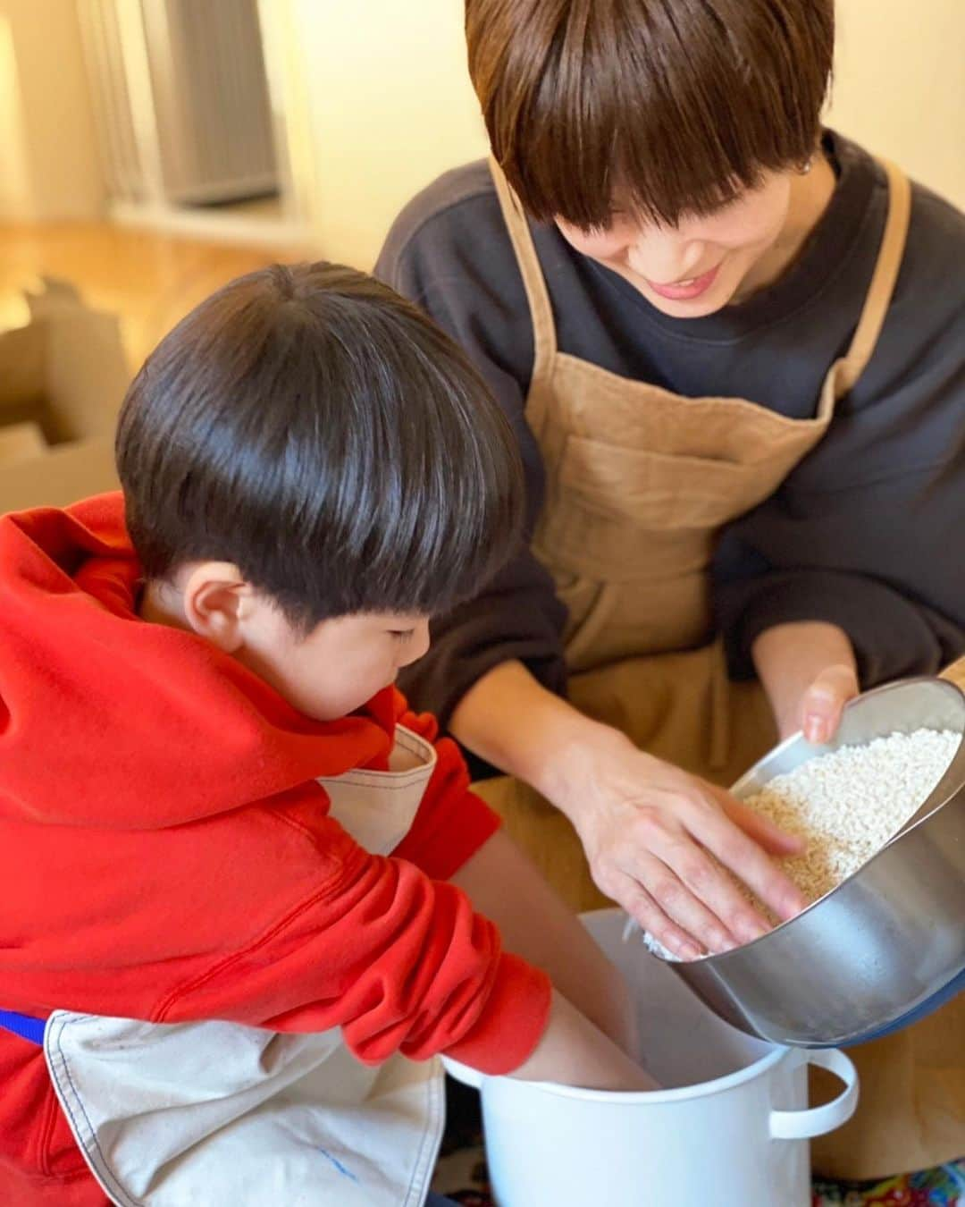 安田美沙子さんのインスタグラム写真 - (安田美沙子Instagram)「スイミング仲間のママ&boysたちと、お味噌仕込みました🌸  マイマイ味噌キットを我が家に 配送して、集合。 こどもたち夢中で大豆をにぎにぎ。  完成したら、男子たちで味噌トークができるね☺️🤍  それぞれの家族の菌が入って、みんなちがう味になるのか。。不思議だなぁ。むかしの人ってすごいな✨  #味噌づくり　#boys #春　#仕込み　#発酵生活  #おいしくなあれ　#ジャムおじさん」2月27日 14時27分 - yasuda_misako