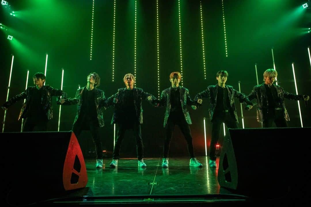 【公式】FAKE MOTION -卓球の王将-のインスタグラム：「.  ＼📺本日2/27(日)日テレプラス📺／  オリジナル映像も追加した特別版が初放送です🙌  18：00 🏓FAKE MOTION LIVE 2022 NY  ぜひご覧ください🕺✨  #FAKEMOTION  #フェクモ #フェクライ  #ONENONLY #原因は自分にある  #EBIDANNEXT」