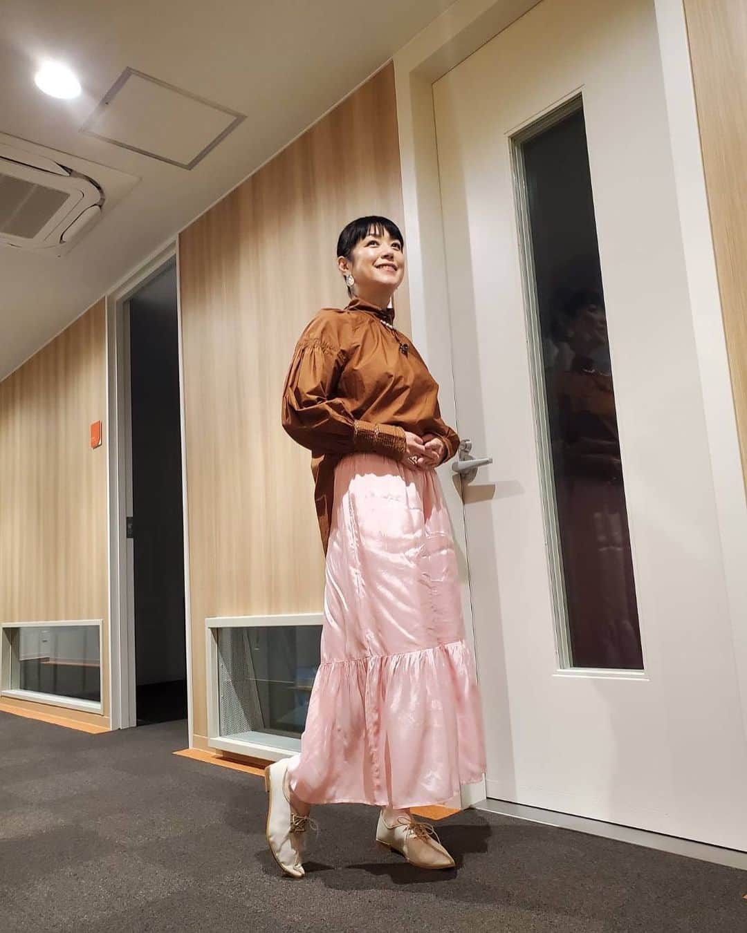 加藤紀子のインスタグラム：「本日27日15時30分〜 BSテレ東「ニッポンのウマイの宝庫　 噂の物産展の世界」放送です！  Tops ＆ parts @pasand_by_nequittepas shoes  @randa_pic Jewelry @agete_official  素敵お衣装に包まれ、 美味しい楽しいお仕事、 ありがとうございますでした🥰 観れる地域の皆様、是非にです！」