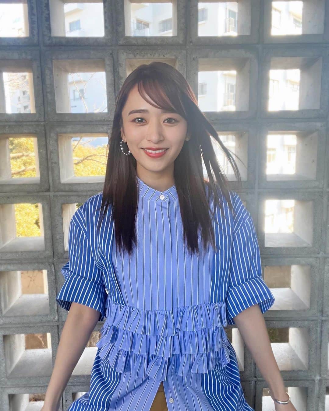 近藤千尋のインスタグラム：「日曜のお昼、 いかがお過ごしですか〜☺️☺️☺️ お天気も気持ちよくて お外に行きたいところですが、 お家でまったりしております🏠  オモウマい店の収録でした📺❤️ 楽しすぎて満面の笑みです。笑 二枚目のポーズがダサすぎて😂笑 3/1519:00〜オンエアです💕 ストライプのシャツ 今年流行ってるね💓 私服でも買いたいなぁ〜😘  ウェア @colville_official  アクセサリー @e.m.portrait  シューズ @sergiorossi」