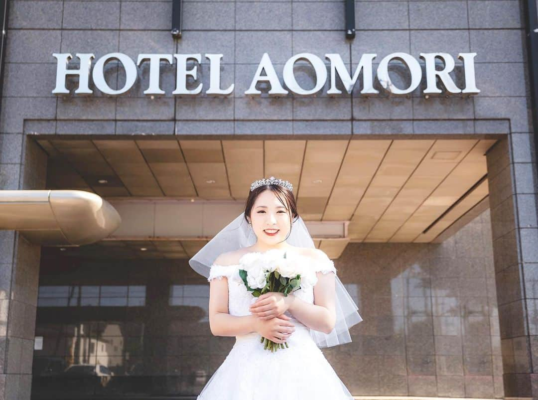 hotel_aomori_weddingのインスタグラム：「. 昨年からとってもお問い合わせの多い 人気のお写真スポット。  ホテル青森の大きなロゴをバックに屋外での撮影です。 おふたりのスタートの場所として 前撮りやフォトウェディング、ご家族写真にもお勧めしております🦢」