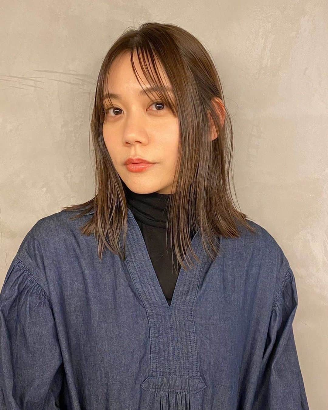 松山愛里のインスタグラム：「今回、長さはそのままでカラーを🕊🤎 シナモンベージュ、グリーン、ブルー を配合してくれました！ @tomachang129riina  いつもありがとう〜😌🌿  今の長さお気に入りです✌🏻 やっぱり前髪長めの方がしっくりくるなぁ。」