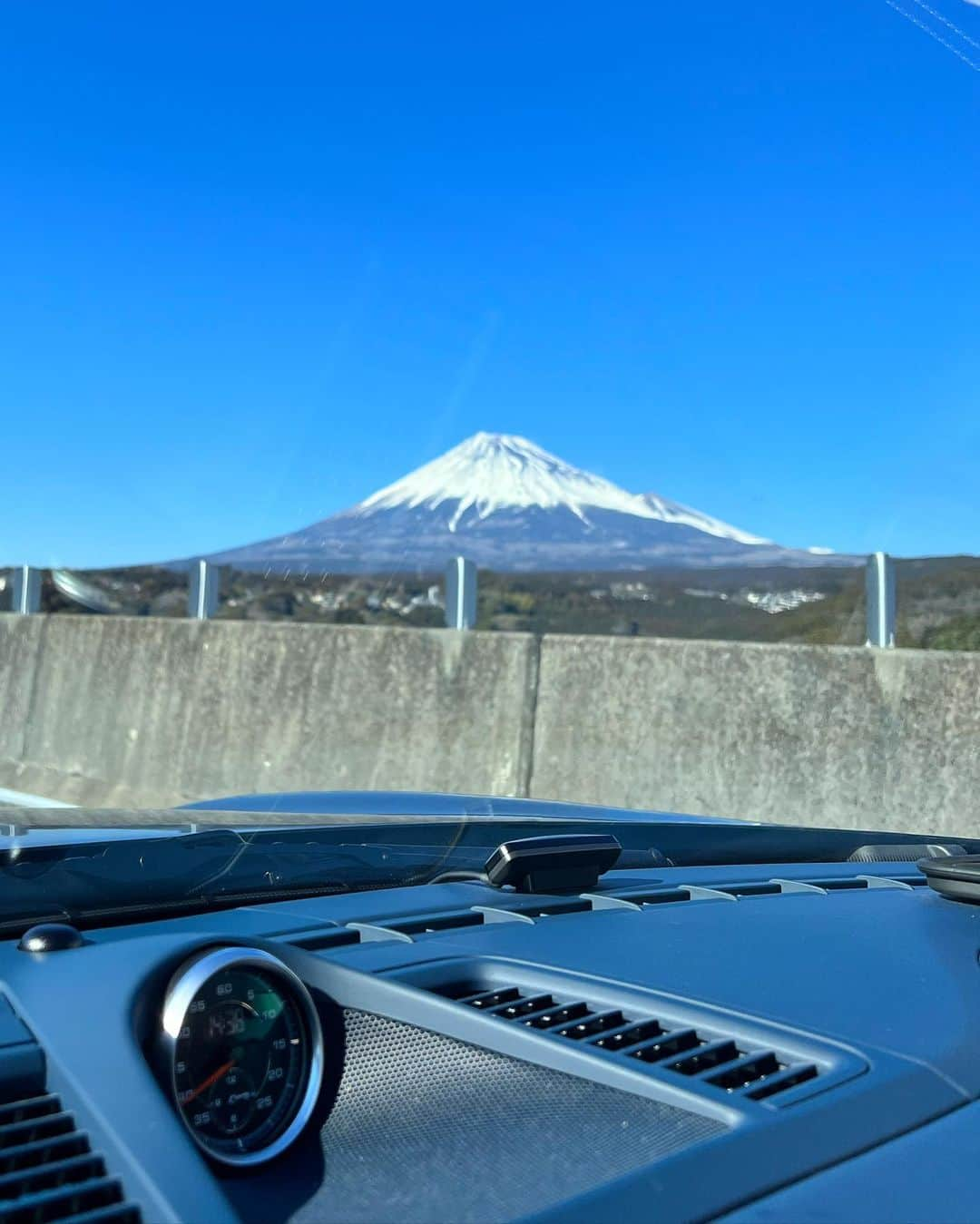 駒田奈美さんのインスタグラム写真 - (駒田奈美Instagram)「・ ・ ・ 『海鮮丼』 ・ ・ 沼津で海鮮丼ランチ ・ ・ 富士山がキレイ ・ ・ ・ #駒田奈美#モデル#アラフィフ#美魔女#ドライブ#静岡#沼津#海鮮丼#ランチ#富士山#porshe #panamera #panameragts #生シラス#沼津港#沼津グルメ #なな輝」2月27日 16時23分 - nami.komada