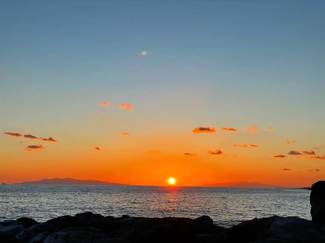 柳ゆり菜のインスタグラム：「とある仕事のロケ先にて、 静かな海に沈む夕日を見ました。 感動して声が出ず、、 スタッフさん達と皆で見届けました。 日が落ちる瞬間を見たのは 久しぶりだったなぁ。  良いパワーチャージができました。 悲しい事が多い今、 少しでも気持ちが救われる景色をシェアさせて頂きます！ 人は時に脆く愚かな生き物だけど、それを受け入れて手を取り合う事ができる素敵な存在でもあると思います。 人が紡ぐものには素晴らしいものが多くあると信じています。 皆で。頑張ろう。  そして今夜は、 ドラマ「ハレ婚」第7話。 伊達家はどうなるのか、、 ゆずの弱さと強さと苦しさを背負って演じました。 是非見守ってください🙇‍♀️  久しぶりに長文を書いてしまいました😂 よい一日を！  #今の私の待ち受け画像」