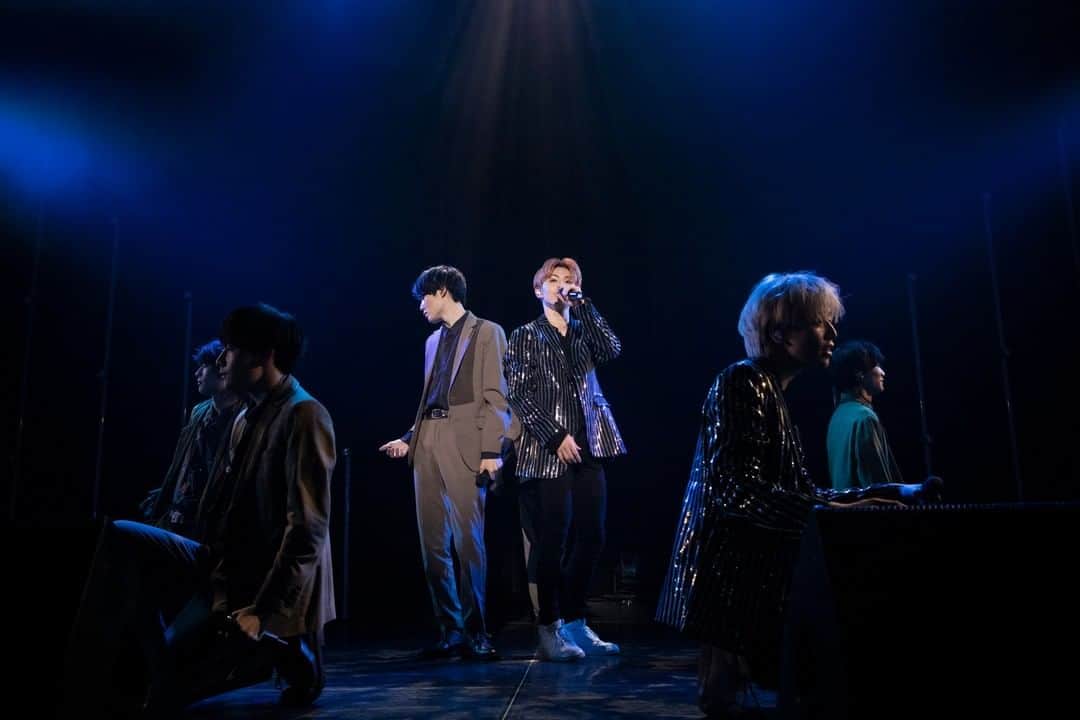 【公式】FAKE MOTION -卓球の王将-のインスタグラム：「.  ＼📺本日2/27(日)日テレプラス📺／  オリジナル映像も追加した特別版が初放送です🙌  18：00 🏓FAKE MOTION LIVE 2022 NY  ぜひご覧ください🕺✨  #FAKEMOTION  #フェクモ #フェクライ  #ONENONLY #原因は自分にある  #EBIDANNEXT」