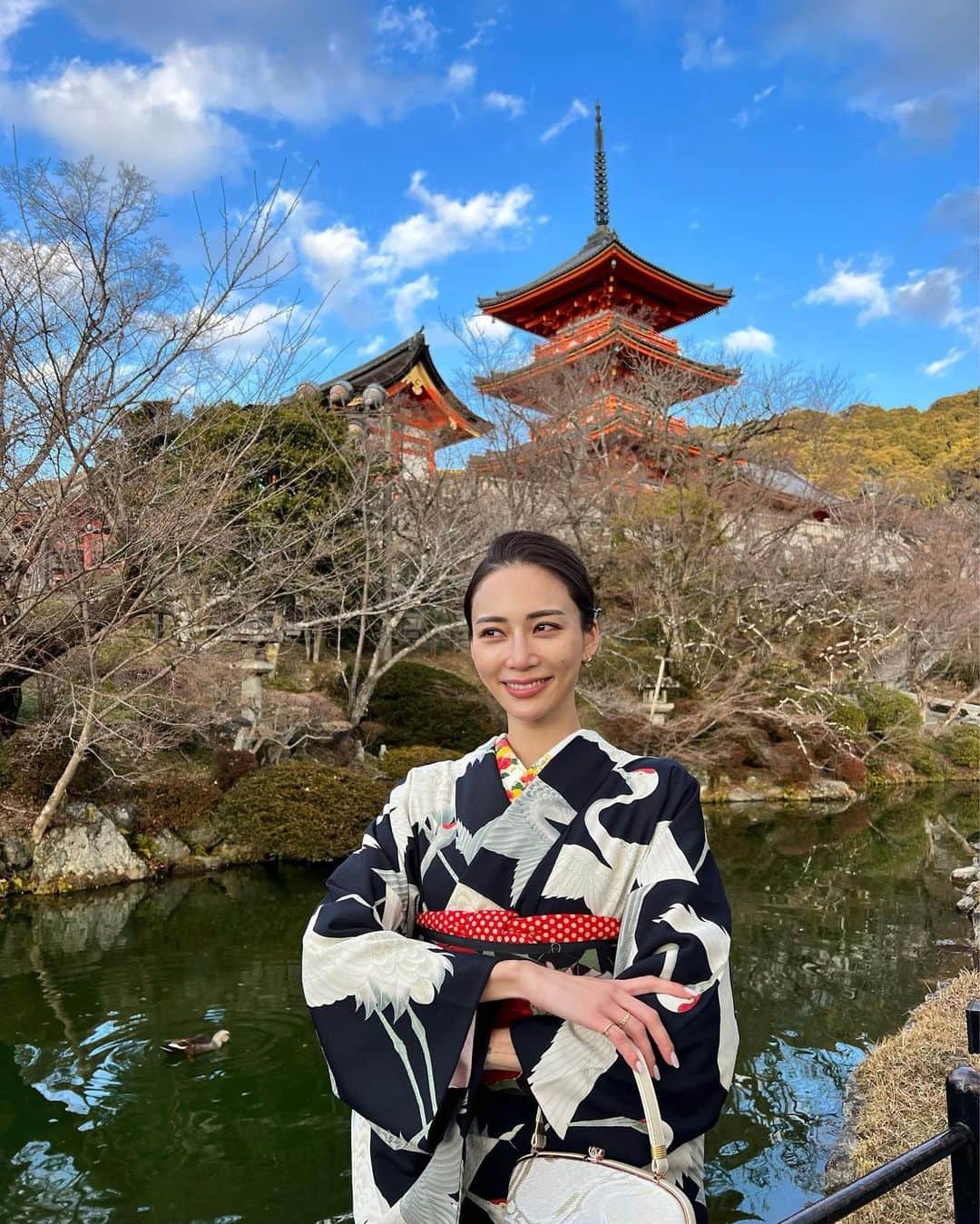 中島ケイカさんのインスタグラム写真 - (中島ケイカInstagram)「KYOTO🇯🇵👘  稲荷神社から清水寺へ⛩ お天気も良く記念に急遽お着物を 成人式ぶりのお着物に身も引き締まりました。笑  寺と神社巡りが目的の今回の京都。 土地や建物、人の歴史を学び、肌で感じ、自然と涙が出てくる所もありました。  教科書だけでは教えてくれない事が たくさんありますね。  大人になって行く京都は格段と楽しい☺️❤️  ちなみに2日目は 鞍馬寺→貴船神社へ。。 登山レベル⛰の急な坂と降りに、急な階段で しかも雪が残っていて足元があまり整備されていないので ふくらはぎが筋肉痛です🦵。笑  清水寺と鞍馬寺、貴船神社は私と相性の合う場所で 今回は足を運びご挨拶と御礼をしてきました😌  #清水寺 #稲荷神社 #京都 #着物」2月27日 17時03分 - kathy_tan529