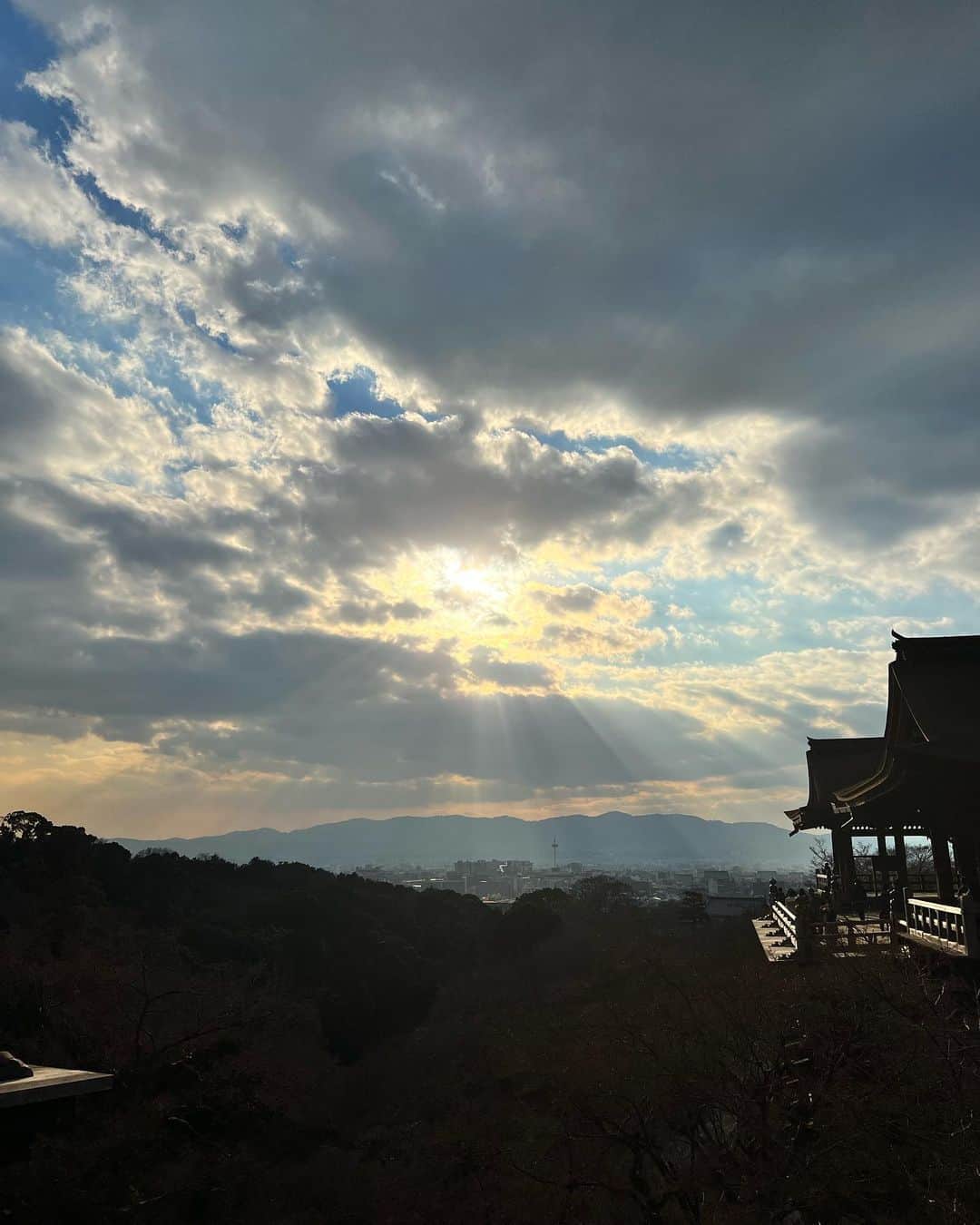 中島ケイカさんのインスタグラム写真 - (中島ケイカInstagram)「KYOTO🇯🇵👘  稲荷神社から清水寺へ⛩ お天気も良く記念に急遽お着物を 成人式ぶりのお着物に身も引き締まりました。笑  寺と神社巡りが目的の今回の京都。 土地や建物、人の歴史を学び、肌で感じ、自然と涙が出てくる所もありました。  教科書だけでは教えてくれない事が たくさんありますね。  大人になって行く京都は格段と楽しい☺️❤️  ちなみに2日目は 鞍馬寺→貴船神社へ。。 登山レベル⛰の急な坂と降りに、急な階段で しかも雪が残っていて足元があまり整備されていないので ふくらはぎが筋肉痛です🦵。笑  清水寺と鞍馬寺、貴船神社は私と相性の合う場所で 今回は足を運びご挨拶と御礼をしてきました😌  #清水寺 #稲荷神社 #京都 #着物」2月27日 17時03分 - kathy_tan529