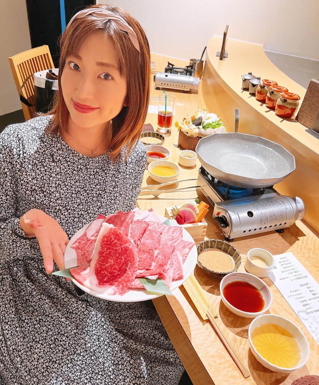 庄司ゆうこさんのインスタグラム写真 - (庄司ゆうこInstagram)「@shabuki_shimbashi 新橋にあるしゃぶ輝でななちゃんとしゃぶしゃぶランチしてきました🥰お肉がめちゃくちゃ柔らかくて美味しかったぁ❣️ 3大和牛食べ比べコースを頂いたんだけど、神戸牛に近江牛、松坂牛と私が大好きなお肉ばかりで幸せすぎました🥺 野菜やきのこも盛り沢山で〆の麺でお腹いーっぱい🥺 そしてななちゃんに誕生日&出産祝いもしてもらっちゃった🥺💓 可愛い洋服とファーストシューズ、名前入りのスタイにシャワージェルやリップまでたくさんありがとう😭✨ #しゃぶ輝#新橋#しゃぶしゃぶ#新橋ランチ#お肉#肉食女子#女子会#松坂牛#近江牛#神戸牛」2月27日 17時10分 - yuko.shoji