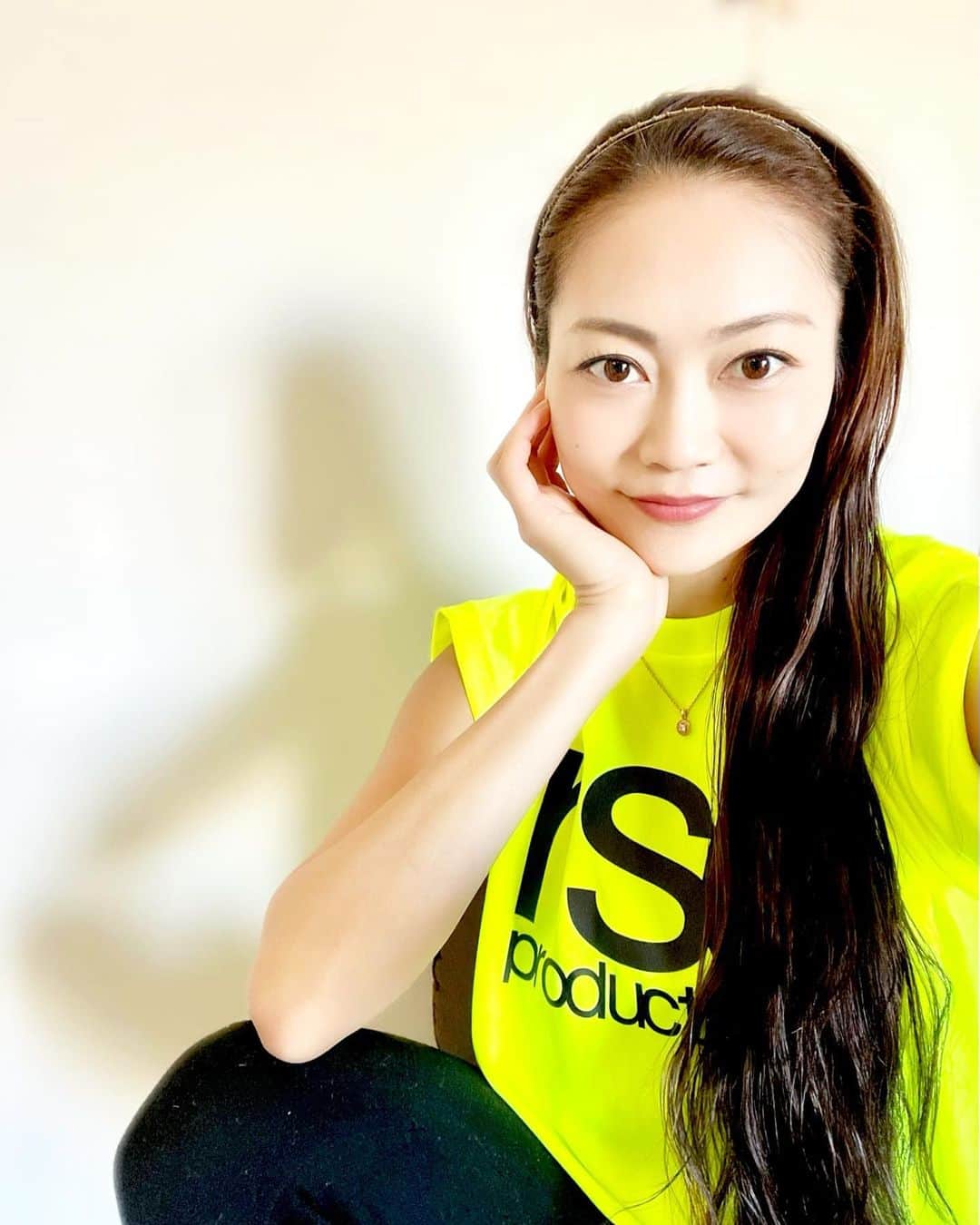 SAORIのインスタグラム：「最近朝日も夕陽も毎日綺麗🥺 どっちが好き？？ 朝日は凄くPowerもらえるし 夕陽は心穏やかになれるよね✨  ボクサー・格闘家が愛用するブランド @rscproducts のTシャツは さらさらしていて通気性バッチリだから 運動するときはもちろん快適だよ😄❤️ 珍しく蛍光色選んでみたよ🤩  #rscp #スポーツウェア #ボクサー #ボクシング女子 #アパレルブランド #rscproducts #PR」
