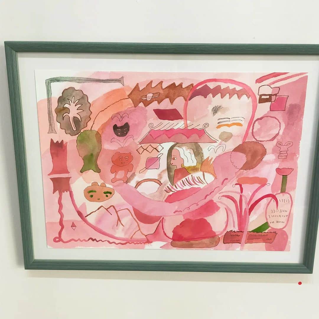 吉川莉早のインスタグラム：「桜ちゃんの絵を観に高円寺へ🎨 引っ越し以来、ちょうど一年ぶり🌷 しかも会場が前の家のすぐそばで懐かしい道を通ったよ✨ 人が入れ代わり立ち代わりで忙しそうだったけど、会えて嬉しかった😋♡ かわいいけどダークだねって夫の感想☺「俺の感性と似ている」って謎の言葉を発していた。私は毎回、桜ちゃんのパラレルワールドを覗いてる気分になるんだよなあ〜。」