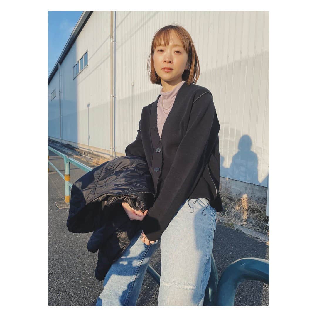 野尻美穂のインスタグラム：「あったかいのにまだ花粉が来ないよ！ いつもなら1月には絶望な私😷 とにかくアウターいらない日中で嬉しいね✨ 久しぶりのカーディガンとインナーはYouTubeでも紹介してるやつ！  #春服 #日差し眩しい」