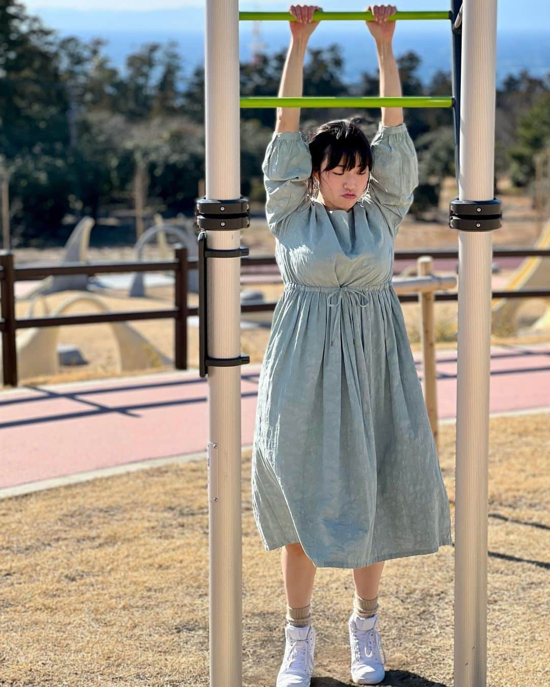 小田飛鳥のインスタグラム：「一枚目、少し低いのが不満でこの顔。笑 子供の頃と変わってない😂 来月32歳の写真です💁🏻‍♀️ #子供みたいな大人 #japanesegirl #asiangirl #セクシー番長 #小田飛鳥」