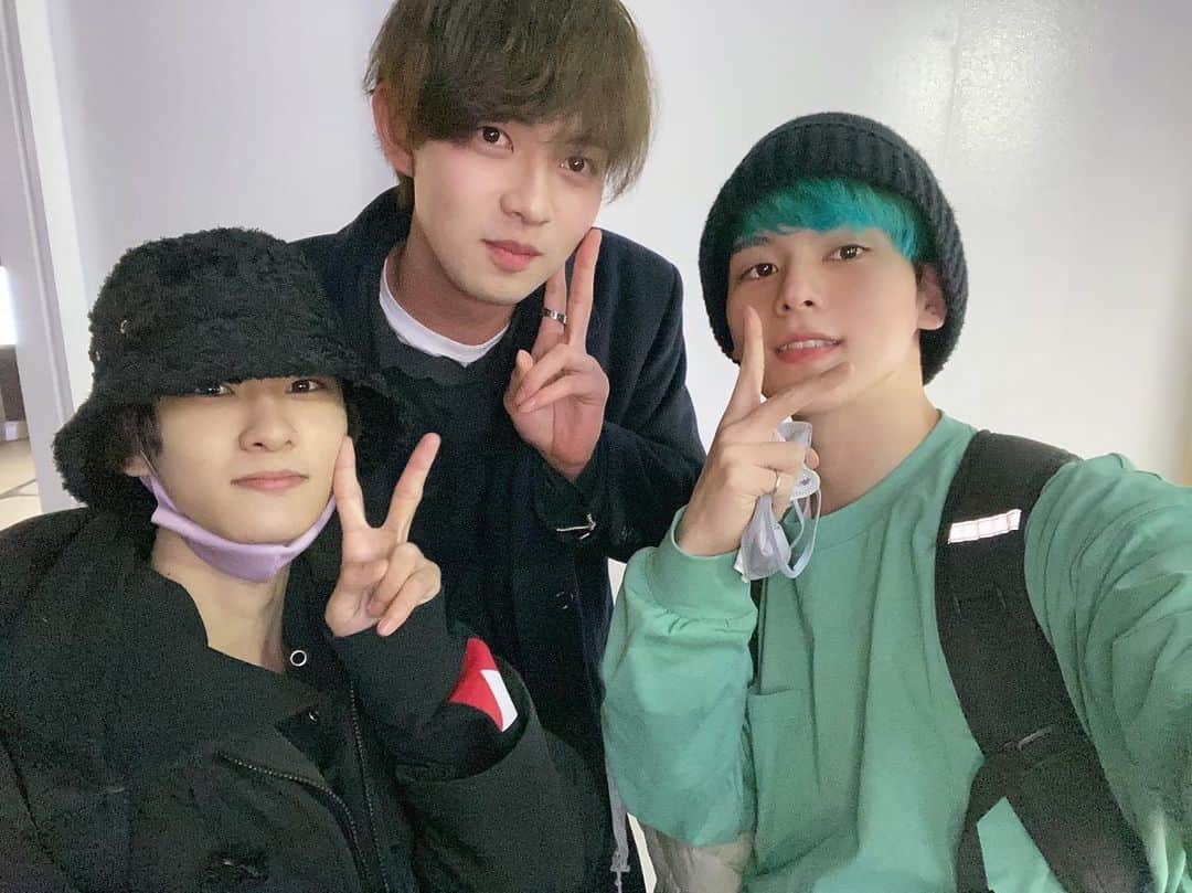 村松健太のインスタグラム：「A.rik×三佐々川天輝×アロハ  この2人のマンネライン可愛すぎ！ ぽわぽわして優しくて甘い"かほり"がして なんだか、おとぎ話の世界線に迷い込んだの⁈ってかんじのメルヘンなお時間でした🥺  この2人の間に挟まれてみ？まじセラピーよ コンクリートジャングルで戦って神経すり減らしながら生きてるオレは最高な空間だった」