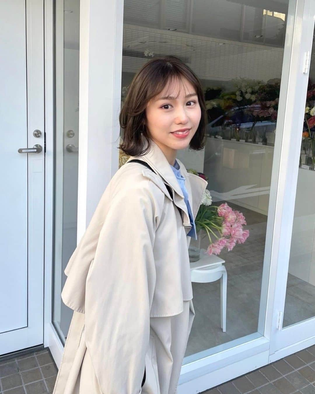 荒川真衣のインスタグラム：「休業日だったお花屋さんの前🌷🌸 不慣れな立ち姿も見てね。 ⁡ ⁡ #春支度 #春カラーにしました #カットも軽やかな感じにしました #スキップして帰りました」