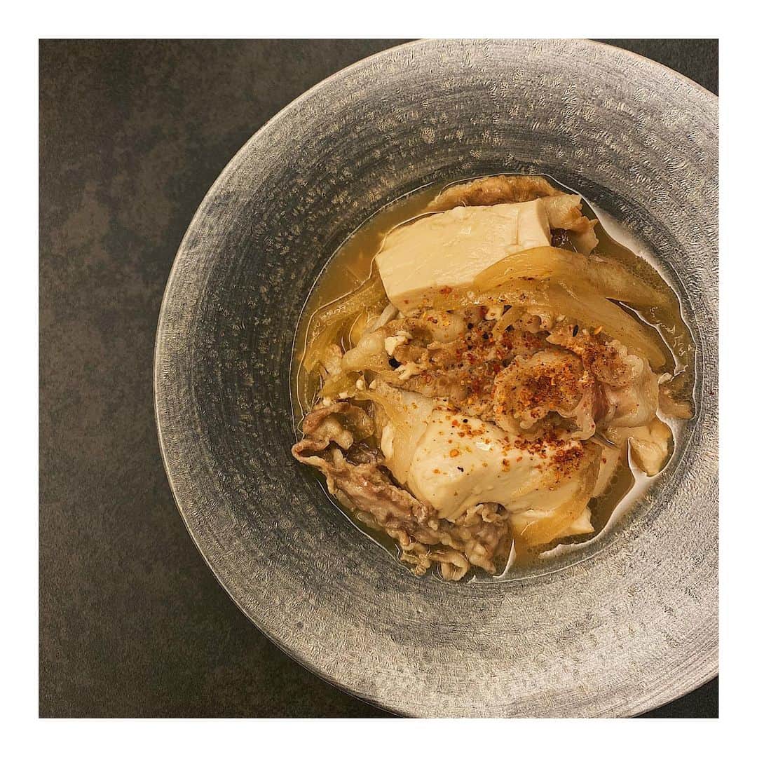 忽滑谷こころのインスタグラム：「. 美味！！！ 肉豆腐！！！ . 日本に帰ってきてからこういう 「染みわたる系」ばかり口にしている🍚心も身体もぽかぽか☄️ #七味必須」