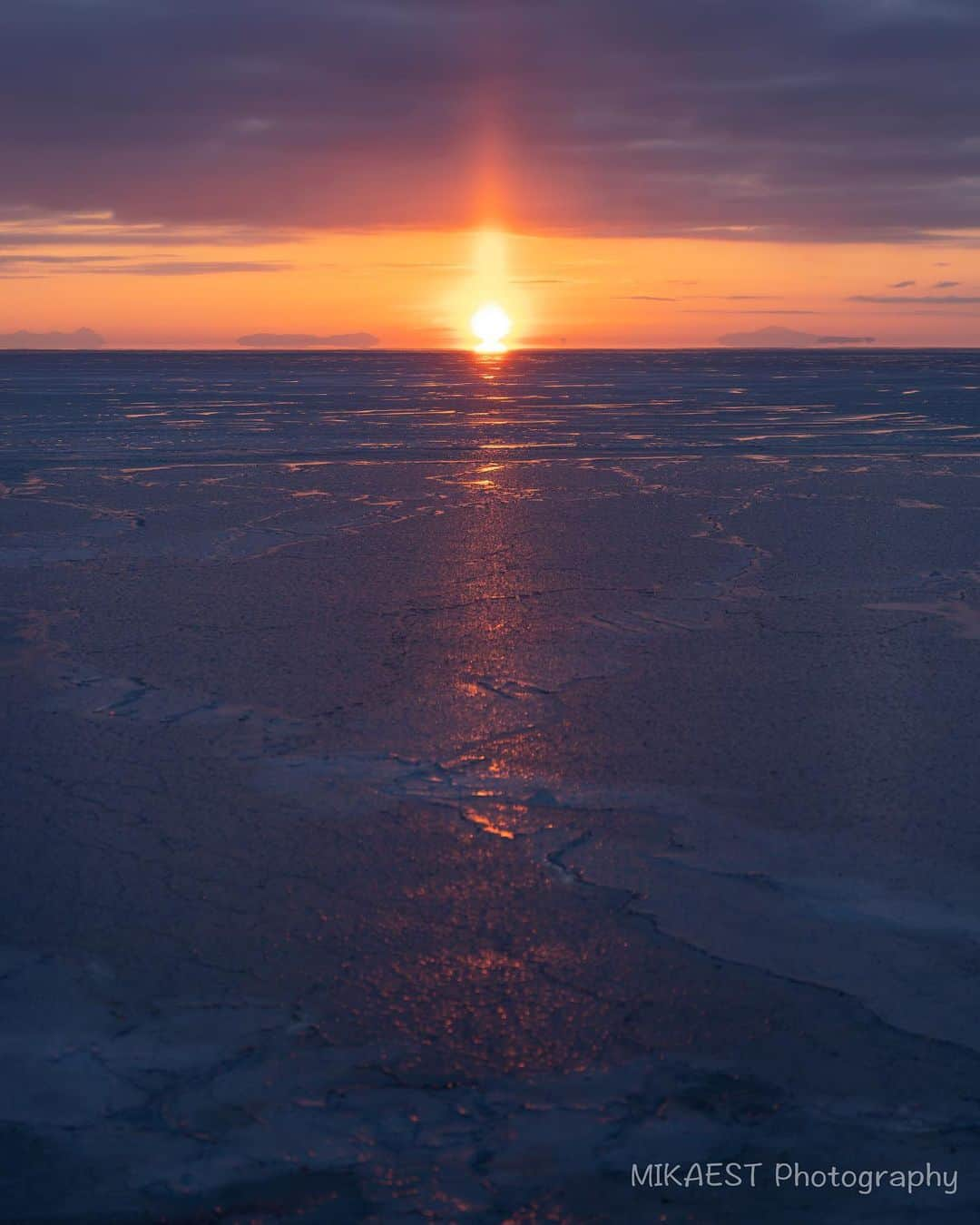 mikaestのインスタグラム：「Drift ice in Mombetsu 紋別の流氷  人生で初めて！念願の流氷！！ で、す、が、、、  流氷って、冬に北海道の東の方に行けば いつでも見れると思っていません？🙄 わたしがそうでした😂  実は、流氷が接岸してからは、風向きとかにより、 流氷が遠くに行ったり近くに来たりするのです！  わたしが行った時は あいにく流氷帯がかなり遠くに行ってしまい😭 大きな氷は無く、海面に蓮葉氷などの薄い氷は張っていました。 ただ、日の出は完璧でした☀️なので、これはこれで良しかな✌🏻 この写真、海上の船の上からです。  紋別から流氷砕氷船 #ガリンコ号 に乗ったのですが、 （※流氷を船から見るのは、網走のおーろら号もあります。） 流氷の間をガリガリ言いながら進んでいく様子を見るのは また来年のお楽しみということで😊 日の出×流氷が楽しめるサンライズ便、おすすめです。 海上は寒いので、めちゃくちゃ着込んで行ってくださいね🙆‍♀️  Camera : Nikon Z7 Lens : Nikkor Z 24-70mm f/2.8 VR S  #Zcreators #紋別 #流氷 #流氷クルーズ #雪ミク #紋別市フォトコンテスト2」