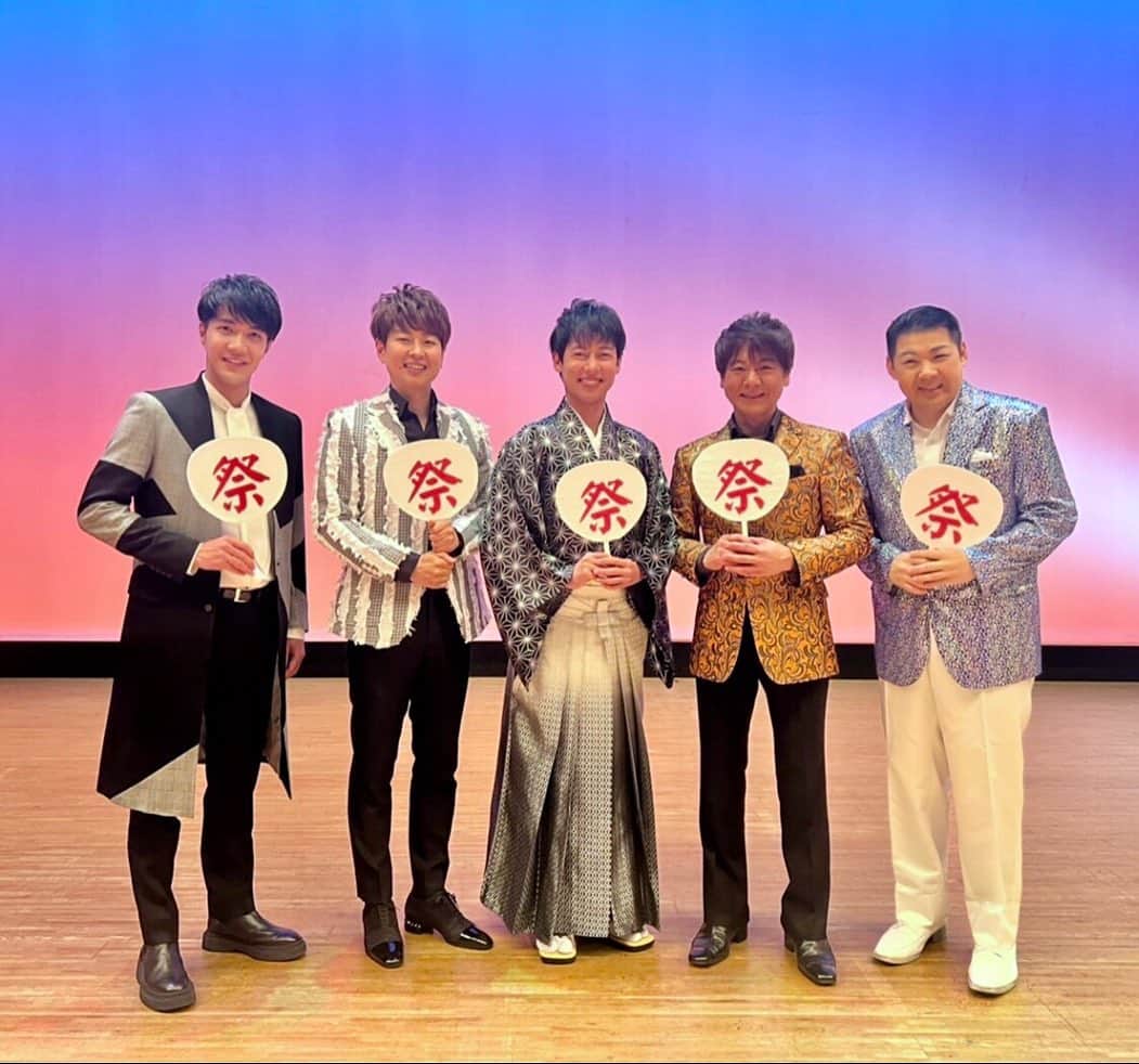 のインスタグラム：「昨日は、 静岡県森町へ🎤  新幹線🚄で掛川駅へ。 そこからは車にて会場へ！  『若手演歌歌謡ショー🎤』  ソーシャルディスタンスを保つ為、半分の客席ではありましたが、沢山の皆さまが足を運んで下さり、本当にありがとうございました😌  出演の皆さま スタッフの皆さん お世話になり ありがとうございました😊  #松阪ゆうき #北島兄弟 #北山たけし さん #大江裕 さん #パクジュニョン さん #中澤卓也 さん #静岡県森町 #森町文化会館ミキホール」