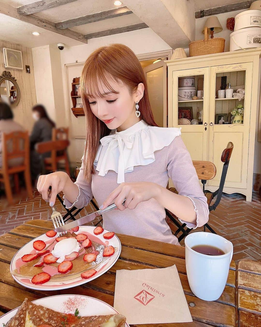 八鍬里美さんのインスタグラム写真 - (八鍬里美Instagram)「今日は暖かかったから新作春OPで🥰🍽 やっと春服着れてうれしい〜(//∇//)🌸 大きな襟がクラシカルな雰囲気でかわいい💓 あとクレープめっちゃ美味しかった😋  #休日#カフェ#ランチ#デカ襟#クレープ#galettoria#春ワンピ#お出かけ#ミシェルマカロン#michellmacaron@」2月27日 18時43分 - satomi_yakuwa