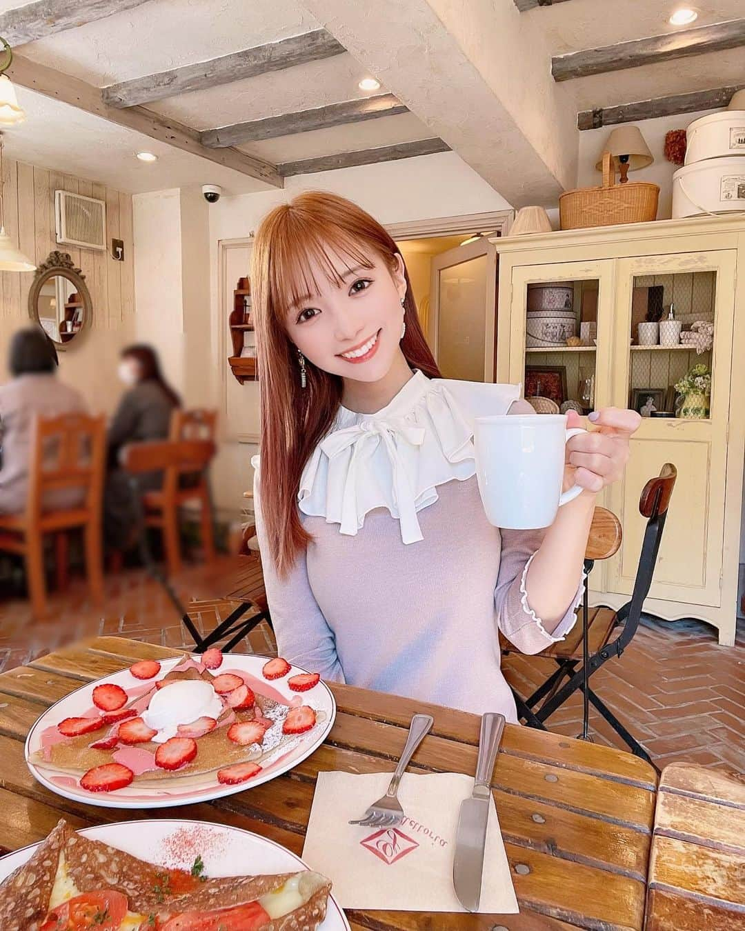 八鍬里美さんのインスタグラム写真 - (八鍬里美Instagram)「今日は暖かかったから新作春OPで🥰🍽 やっと春服着れてうれしい〜(//∇//)🌸 大きな襟がクラシカルな雰囲気でかわいい💓 あとクレープめっちゃ美味しかった😋  #休日#カフェ#ランチ#デカ襟#クレープ#galettoria#春ワンピ#お出かけ#ミシェルマカロン#michellmacaron@」2月27日 18時43分 - satomi_yakuwa