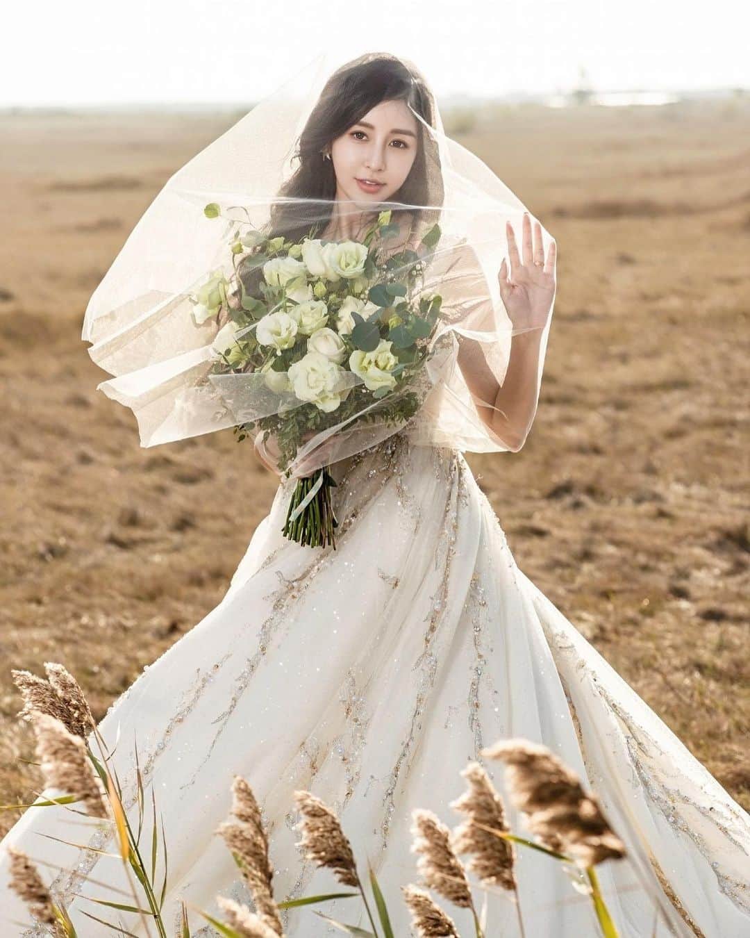 リタ（瑞塔兒）のインスタグラム：「披著幸福的白紗💍💕  婚紗/ @linli_wedding @linli_boutique  攝影師/徐福 @fuhsu」