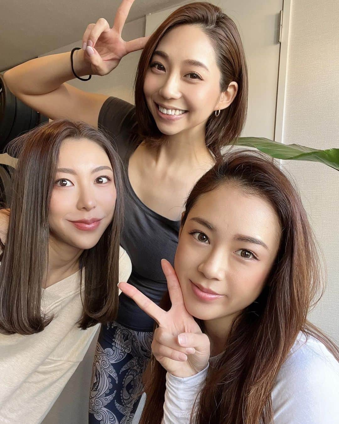 小泉麻耶のインスタグラム：「maya yoga lesson 🧘‍♀️with  @yuri726 ❤️ @erika__nakamura ❤️  美女2人と日曜の朝からヨガって幸せすぎました🌈  あったかくて気持ちよくて最高の日曜日🌸  ありがとうございました💕✨ またしようね♫ そして2人とも忍耐力とポテンシャルが高すぎました👏🏻😆✨✨ #doing #yoga #makes #you #happy #sunday #tokyo #japan」