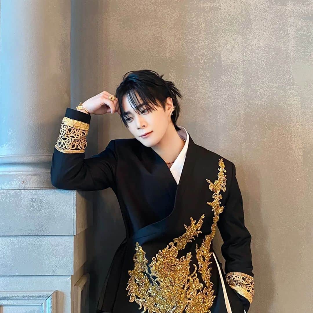 ムンビンのインスタグラム：「EAST」