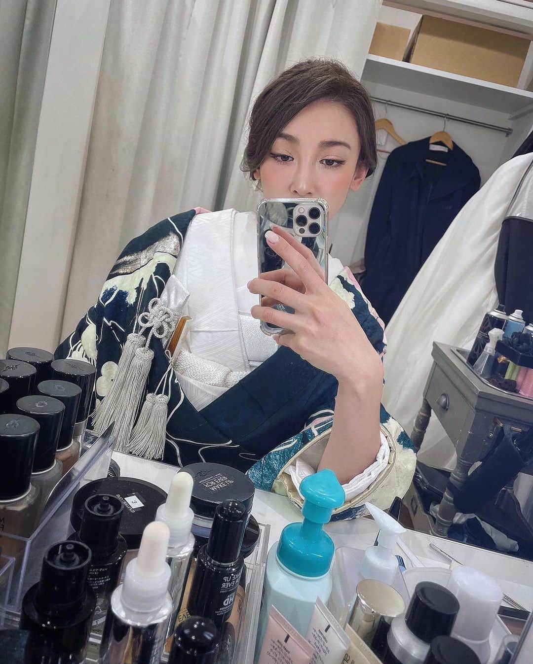里海のインスタグラム：「撮影で和装を👘  和装って素敵だけど すごく苦しくて　 昔からやはりチョット長く着るのは苦手です😞　　  脱いだ時 はぁーーー‼️ってなってしまいます  そしておうちに着いて、 また、はぁーーー‼️って(2枚目顔)になります😅  好きですけどねっ✨  まつ毛は自まつ毛ですか？ と言われるほど綺麗にナチュラルに @lovecurl.eyelash で つけてもらいました👍🏻  #和装」