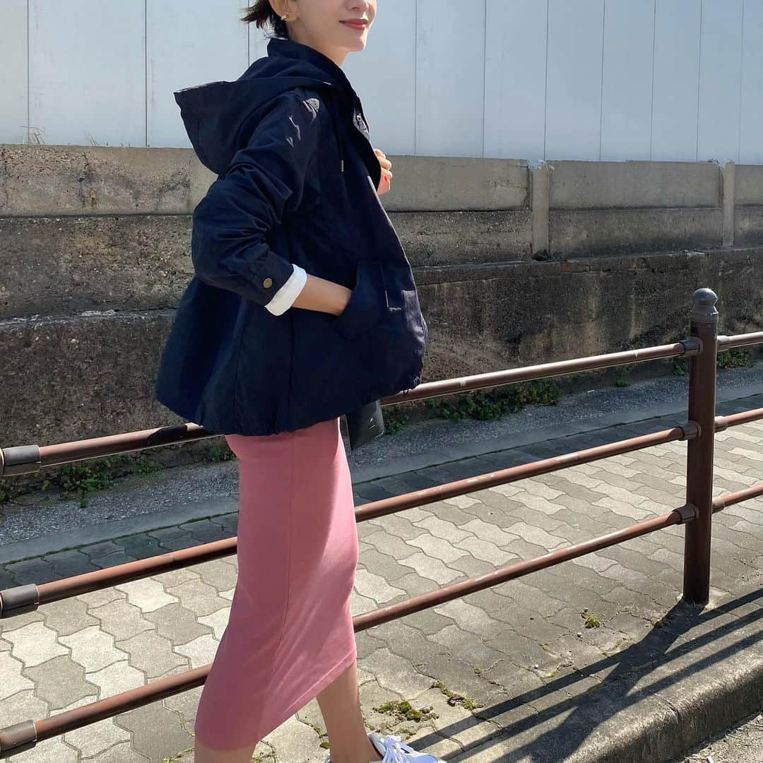 Nagiさんのインスタグラム写真 - (NagiInstagram)「pink✖️navy の組み合わせ好き☺️ 暗い色ばかりだったから 可愛い色を  暖かかったからマウンテンパーカーにスカートで  @sonnylabel マウンテンパーカー✨ 撥水加工されているみたいだから少々の雨でも大丈夫そぅ🙆🏼‍♀️ 薄手で軽いから春先にピッタリ  zozotown で1500円クーポン出てました✔️  outer. #sonnylabel  tops. #bymunir  bottom. #zara shoes. #adidas  wallet. #larcobaleno   . . #today#code#ootd#outfit#fashion#今日の服#コーデ#ファッション#カジュアル#カジュアルコーデ#マウンテンパーカー#サニーレーベル#スカート#ザラ#スニーカー#スニーカーコーデ」2月27日 19時31分 - nagina001