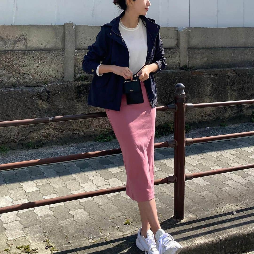 Nagiさんのインスタグラム写真 - (NagiInstagram)「pink✖️navy の組み合わせ好き☺️ 暗い色ばかりだったから 可愛い色を  暖かかったからマウンテンパーカーにスカートで  @sonnylabel マウンテンパーカー✨ 撥水加工されているみたいだから少々の雨でも大丈夫そぅ🙆🏼‍♀️ 薄手で軽いから春先にピッタリ  zozotown で1500円クーポン出てました✔️  outer. #sonnylabel  tops. #bymunir  bottom. #zara shoes. #adidas  wallet. #larcobaleno   . . #today#code#ootd#outfit#fashion#今日の服#コーデ#ファッション#カジュアル#カジュアルコーデ#マウンテンパーカー#サニーレーベル#スカート#ザラ#スニーカー#スニーカーコーデ」2月27日 19時31分 - nagina001