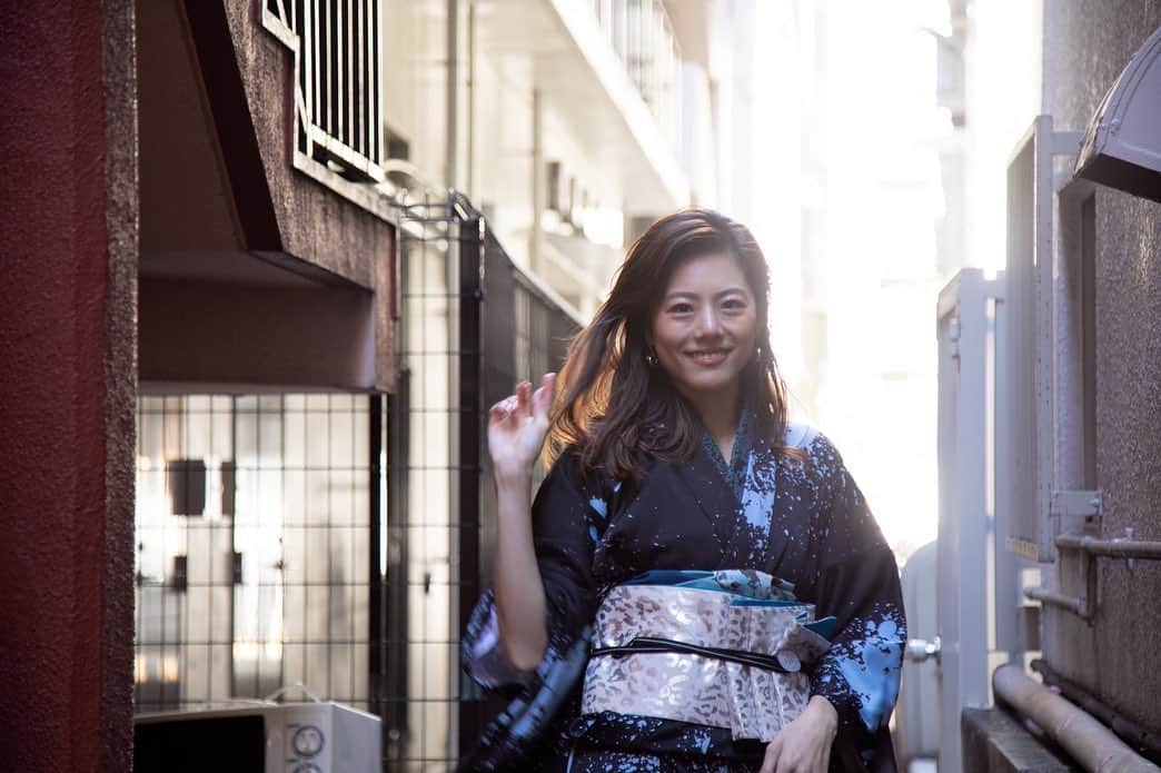 坪井保菜美のインスタグラム：「👘着物ひとりで着れました  前回とはまた違った雰囲気の個性的なおしゃれ着物💙❤︎ 柄物同士なのになぜかしっくり♫全部の柄をちゃんと見たくなるくらい全部かわいいんですよッ🦄⚡️  これも実はジャージ素材の着物なので皺できないし軽いし伸びるし、意外と動きやすくてあったかいんだよ🤭💡  帯は思いのまま好きなように捻ったり折り返してみたり裏地を出してみたり😋💓きゃわー。  このコーデだったら、 みなさん足元何合わせるー💁🏻‍♀️？？？  @kimono_grace  #和洋折衷コーデ #着物コーデ #着物好き  #着物好きな人と繋がりたい #着物女子 #着物  #ジャージ #ジャージコーデ #ファッション」