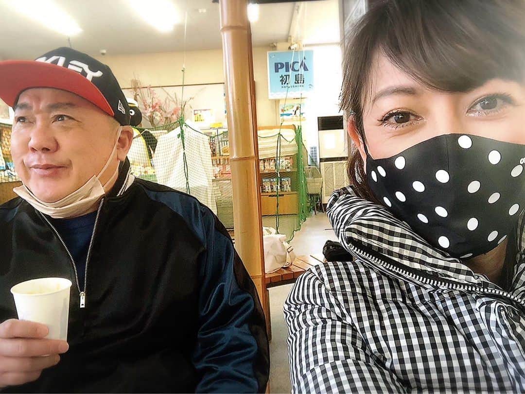 のインスタグラム：「東京に帰ってきたよっ☺️🏠 撮影は極楽とんぼの山本さんと一緒でした！！ 山本さんがずっと面白くて 笑いすぎて疲れ果てました👋🤣  ステキな企画に参加させてもらえて 思い出に残る熱海ロケでした❣️ あれもこれも♡♡♡ 形になるのが楽しみです😋💓 はぁ〜楽しかった🎶  楽しかった余韻に浸りながら お風呂入って温まってこよっと🛀💕 ⑅*⸌◡̈⸍*⑅ #極楽とんぼ #山本圭壱 #けいちょん #大好物 #静岡 静岡観光 #静岡グルメ #熱海旅行 #ロケ #楽しかった #熱海 #大先輩 #ずっと #変顔 #🐷🐷 #🏝」