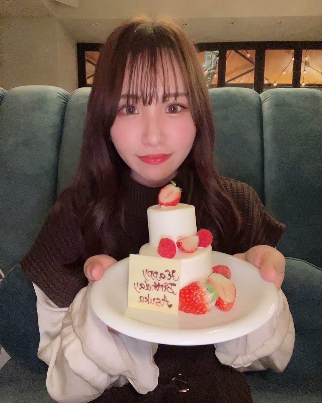 あすぽんのインスタグラム：「遅ればせながら今月の15日に誕生日で 27歳になりました🎂💐  もう27歳！！早すぎる！ 嬉しくない年齢になりつつある笑笑 見た目は全然年相応に言われないけど 確実に年齢は重ねてて体力的にも衰えを感じ 3.4年前とは行動も考えも変わって落ち着いてきた気がします😌🤍  今年も健康に生きられればそれで良き💐 27歳も宜しくお願いします😌💕  #mybirthday🎂  #27歳もよろしくお願いします」