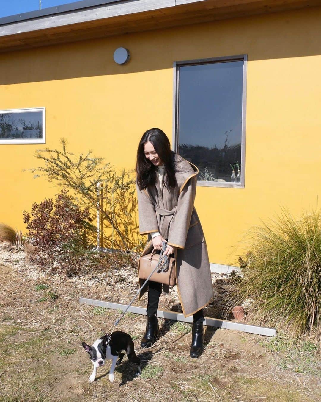 大政絢のインスタグラム：「#今日の絢服  お気に入りのコートに包まれて🧥 カメラマン、前田晃さんの愛犬 6ヶ月のさんぽちゃんと🐕✨  タグ付けしています✌️」