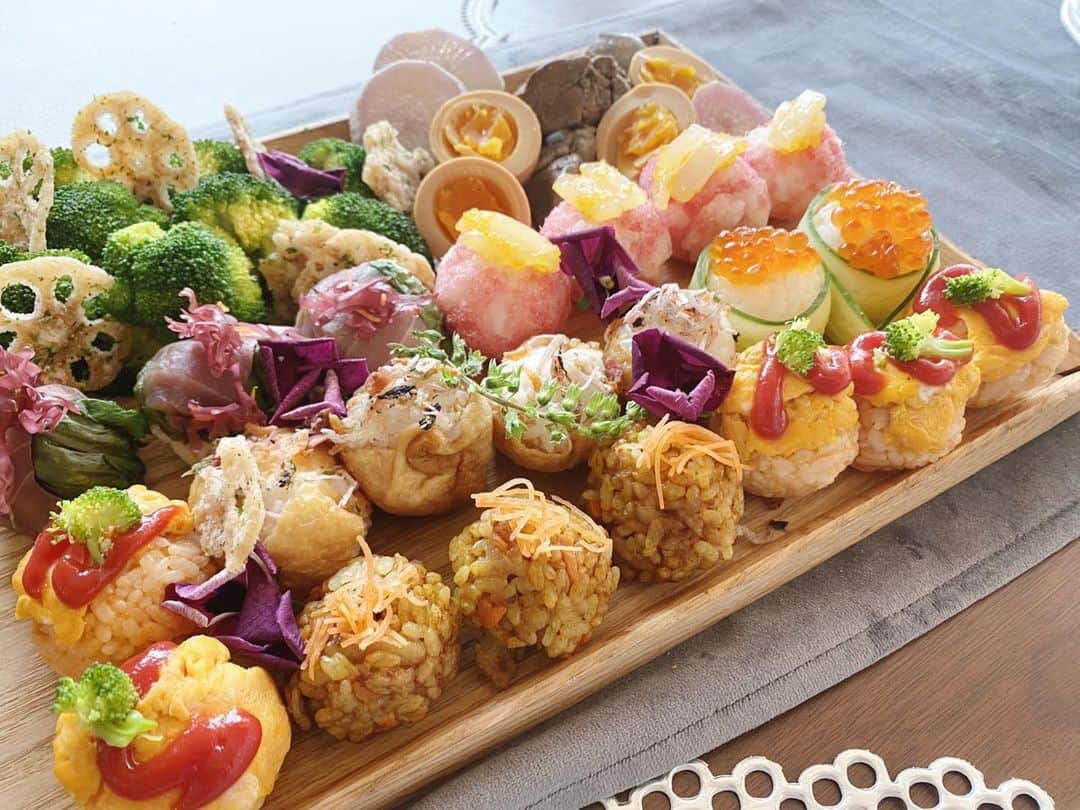 河島未怜のインスタグラム：「まもなく#4歳 子どもも食べられる #てまり寿司  #お祝いごはん   ・オムライス ・カレーピラフ ・いなり寿司風 ・さくらでんぷと烏賊 ・いくらのせご飯きゅうり巻き ・マグロの手毬  ブロッコリーが大好きなので、 ブロッコリーは山盛りに🥦🥦笑」