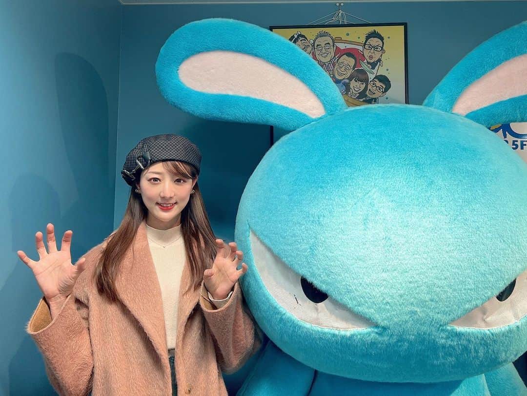 のインスタグラム：「毎週日曜12:55〜17:55生放送中のFM NACK5カメレオンパーティー🥳🎉💕  今日も楽しかった〜！ ありがとうございました❤️ ラジオのトリコの歌詞を初公開しました‼️✨  ジャケ写、MVみんなで作りたいのでいずれ募集させてください😌✨  浮かんだイメージなどがあればそれも教えてくださいねっ💜  来週のミスカメレオンはやりたいことがあるから礼央さんと対決する予定😏✨  お楽しみに❤️  帰りもピザのインスタ編集してたらもうぐぅぺこ😌🍕🍕  こちらもフォローしてね✨ @moyoko_pizza 💓  #nack5#radiko#pizza#カメパ#らじっとくん#ラジオ#ピザ#ca4la」