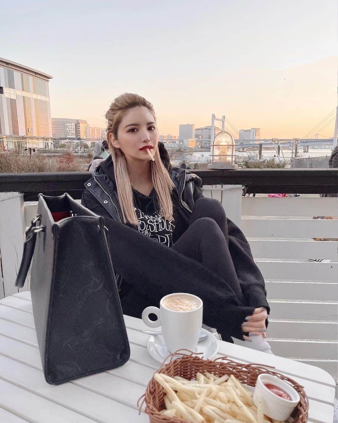 水埜帆乃香さんのインスタグラム写真 - (水埜帆乃香Instagram)「🍟☕️👜🖤  撮影でお世話になった @rencontreofficial さんのbag👜 男性の愛用者も多いみたいです☺️  #rencontre #rencontrebag #bag #blackcode #ランコントル #ランコントルバッグ #男女兼用バッグ」2月27日 21時17分 - honoka_0901