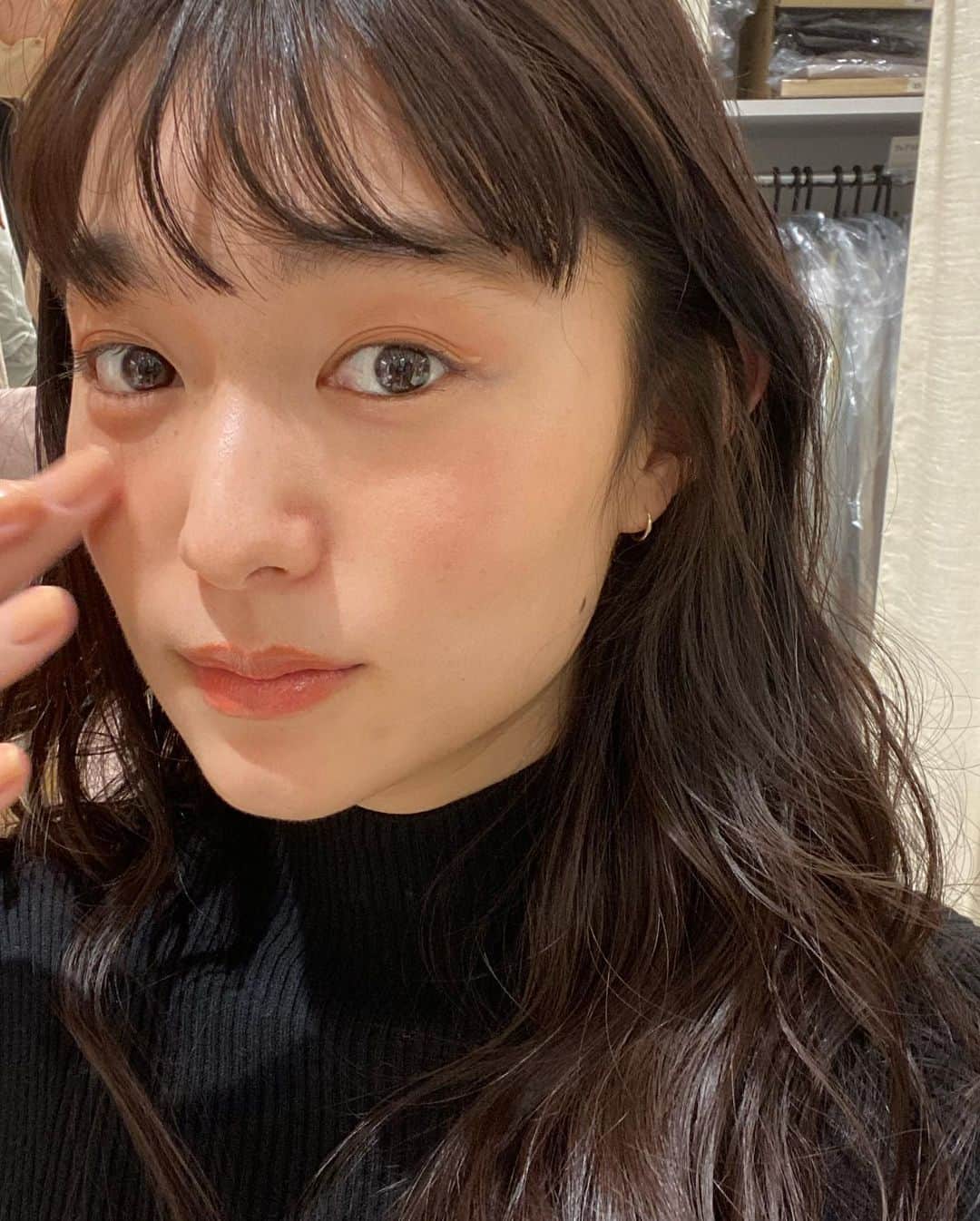 阿部朱梨のインスタグラム：「この前してもらった 透明感増し増しメイク💄  HINCEのライナー目元に入れた瞬間 肌の明るさがぱっとしたの！  5番のINFUSEDて色 今一番欲しいライナー😘」